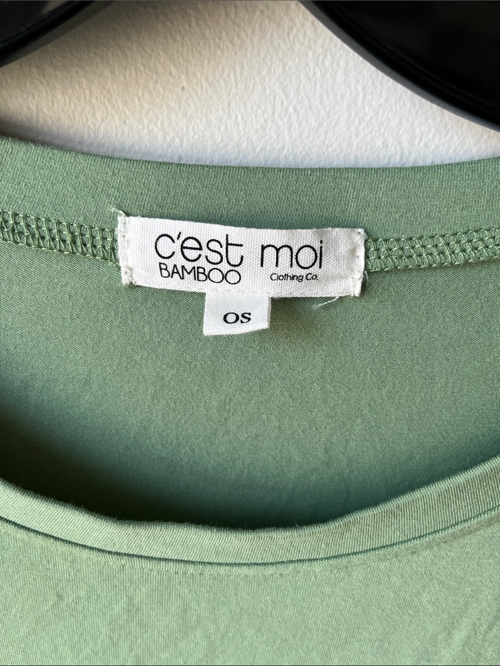 C’est Moi
BAMBOO Short Sleeve Boxy Tee in Sage Green - Picture 2 of 7